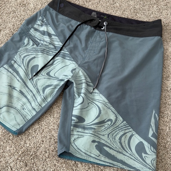 Men’s Volcom True To This Swim Trunks/Board mod tech Shorts size 34 - Picture 2 of 9